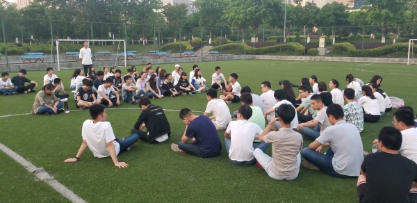 同学们认真观看表演.jpg